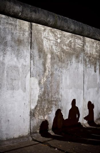 Bóng của một nhóm du khách in trên một mảng tường gốc của bức tường Berlin tại Bernauer Strasse, trung tâm Berlin vào ngày 8 tháng 11. (Leon Neal/AFP/Getty Images)